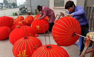 春節(jié)臨近 東陽(yáng)喜慶用品紅火起來(lái)