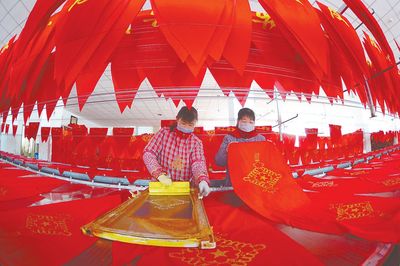 趕制燈籠迎春節(jié)