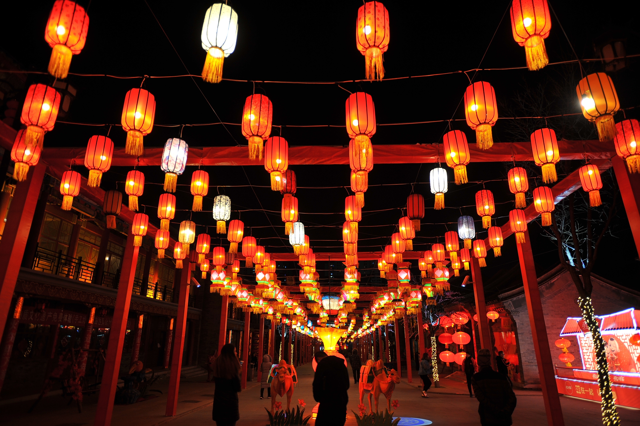 河北張家口:各式燈籠點(diǎn)亮新春廟會(huì)