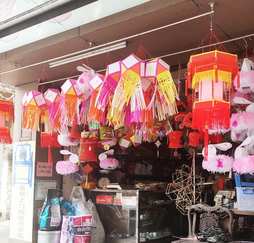 中山這里還有傳統(tǒng)燈籠賣,傳統(tǒng)的燈籠漸漸失傳